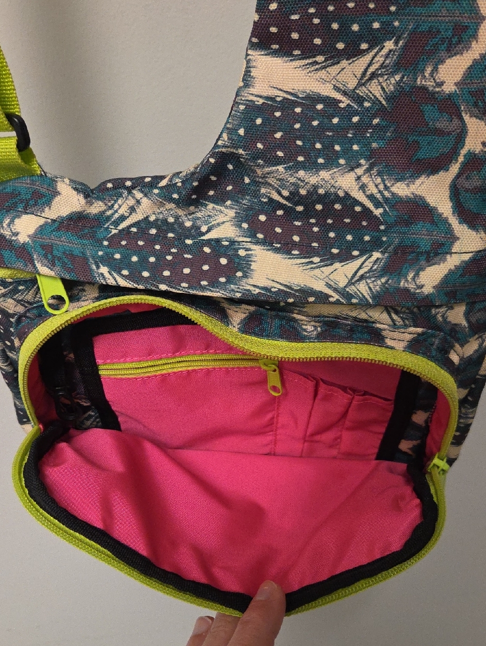 KAVU Crossbody Bag / Purse, Green Feathers, Excellent Condition - Picture 3 of 8